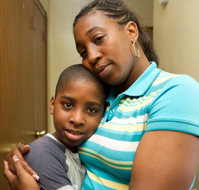 мама и сын 12 лет в испании. мать с мальчиком. Irish mother let boyfriend abuse daughter. первоклассник с родителями. Rj35 mother.