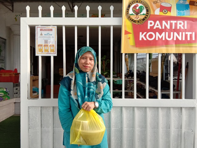 Sukarelawan Projek Pantri Komuniti dengan Hidangan Masakan Ayam  Brand