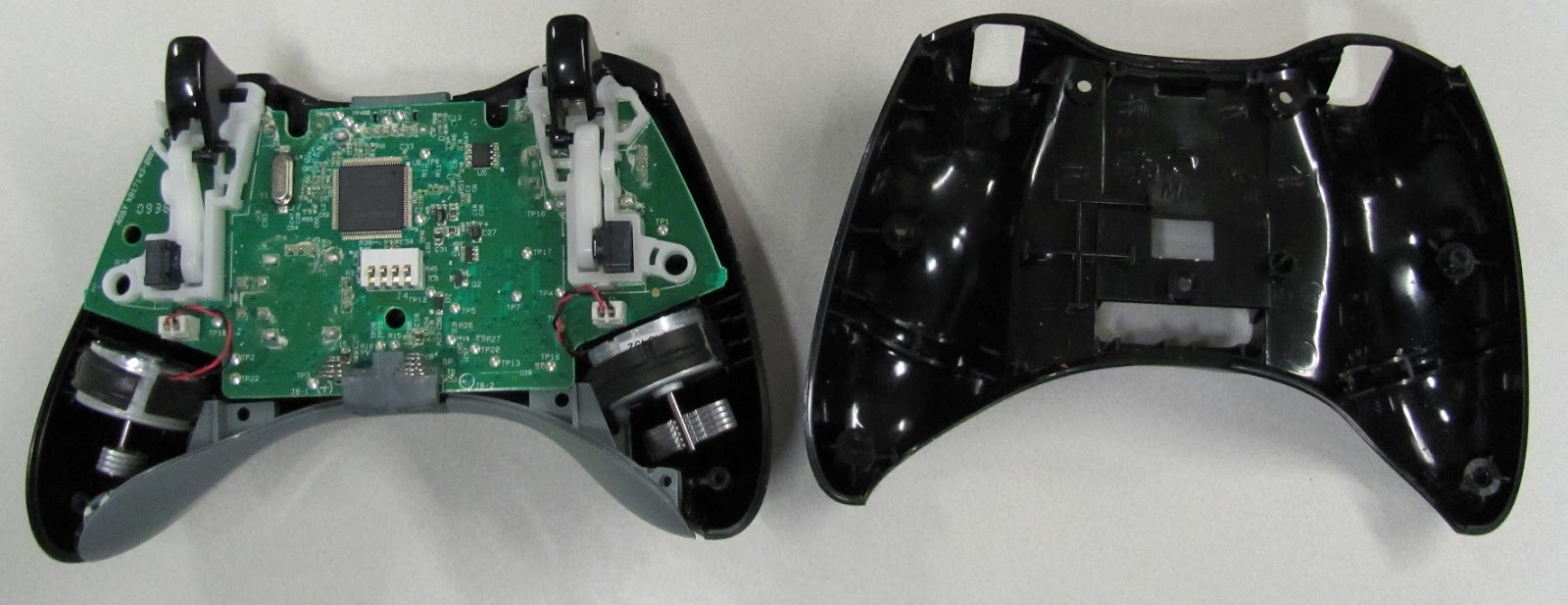 Cleaning Xbox 360 wireless controller with corroded battery holder