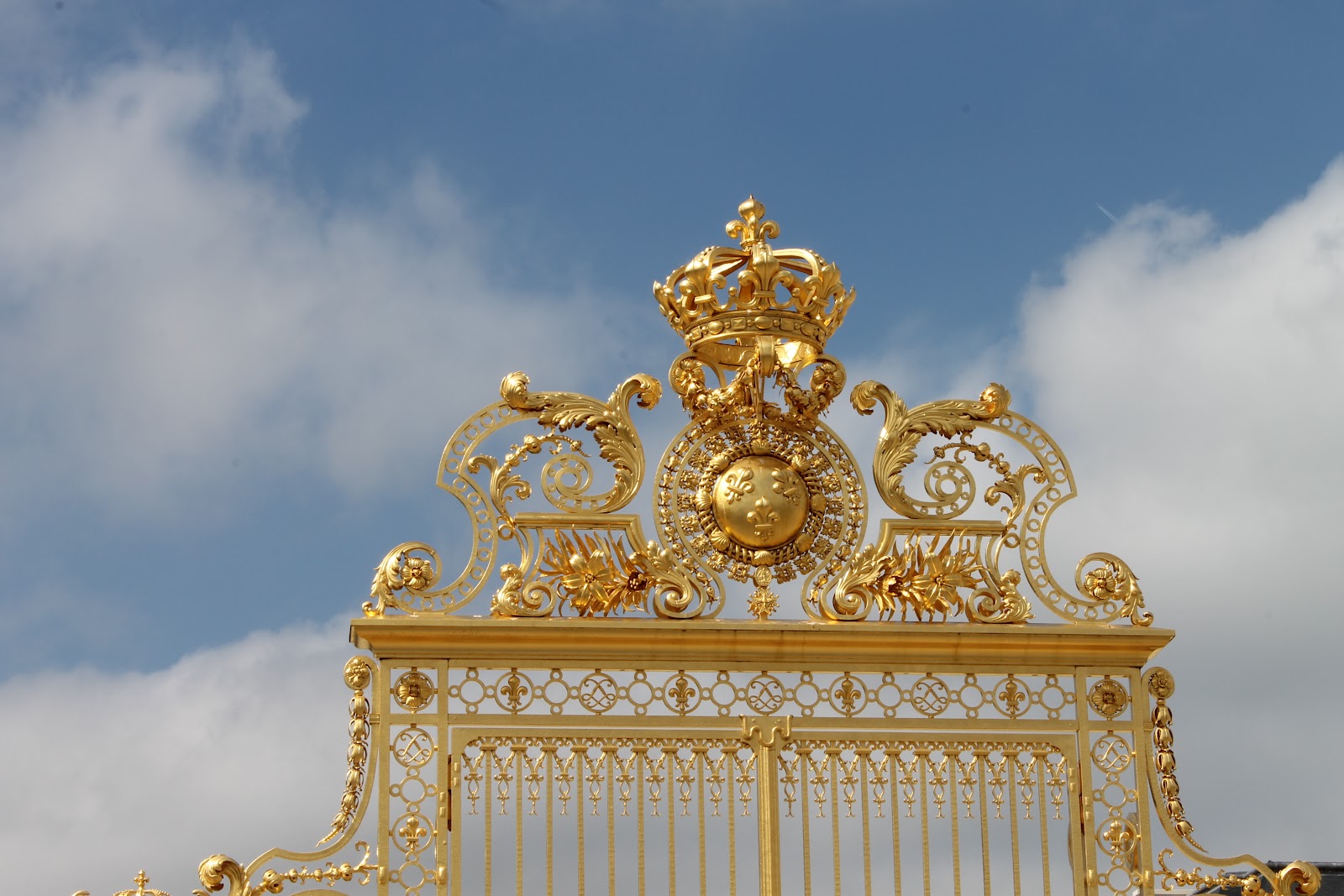 Champagne Reveries Versailles is closed on Mondays