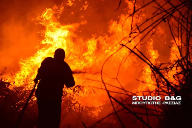 Πυρκαγιές σε Λουτράκι, Λαγκαδά και Κεφαλονιά