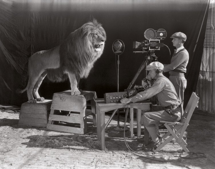 40 Unbelievable Historical Photos - The beginning of the Hollywood era: the filming of the MGM screen credits, 1928.