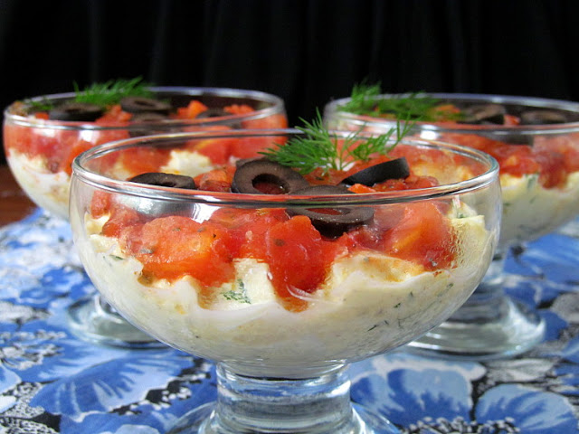 Яичный салат с соусом из помидор