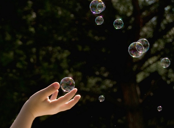 SUPER BUBBLES: A must-try activity for Summer! (Easy recipe)