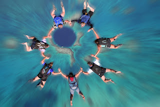готовое-,скайдайвинг,-темная-дыра-в-море,-парашютисты-летящие-в-небе,-фотошоп,-photoshop,-Skydiving-in-Belize