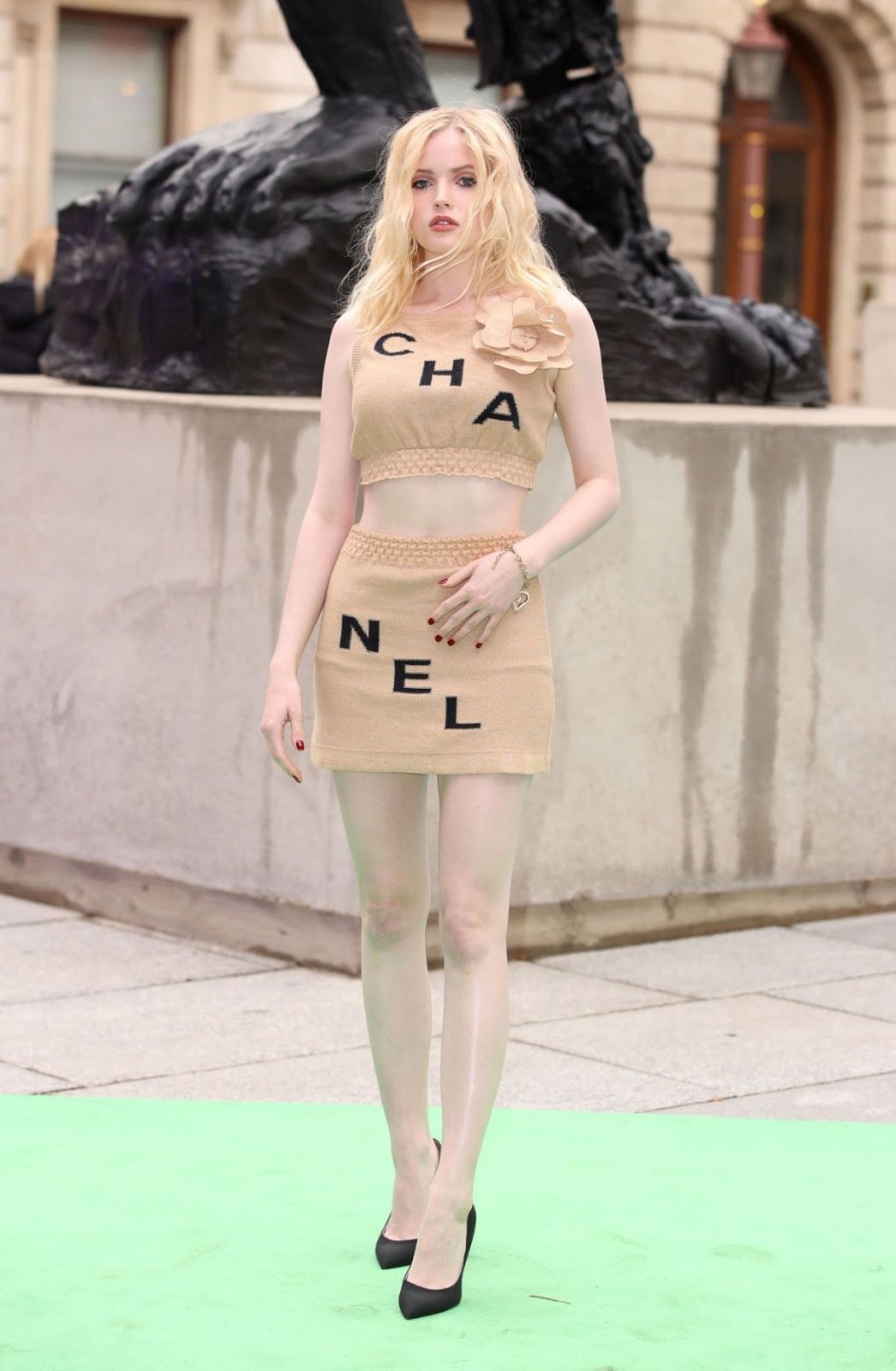 Ellie Bamber showoff her legs at Royal Academy Of Arts Summer