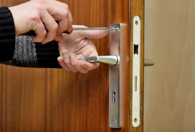 Cara Membuka Kunci Pintu yang Patah