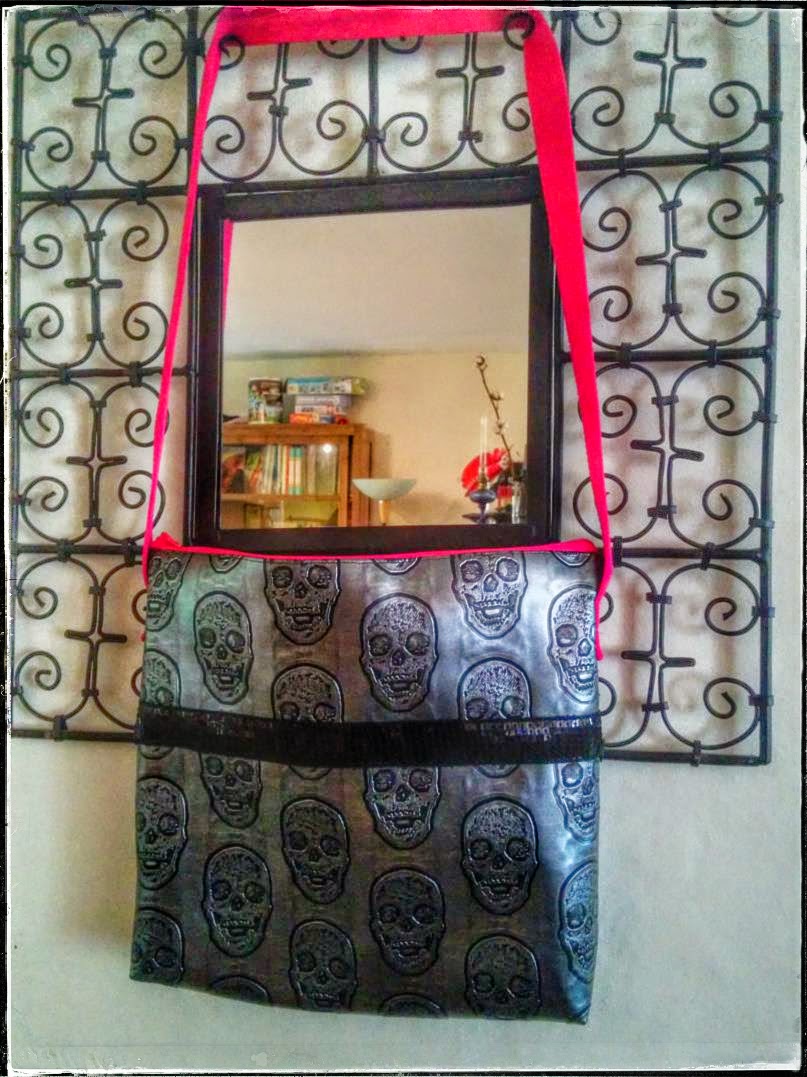 Laisse Luciefer Les Petits Secrets Couture Le SIMPLE Laisse Luciefer Les Petits Secrets Couture Le SIMPLE