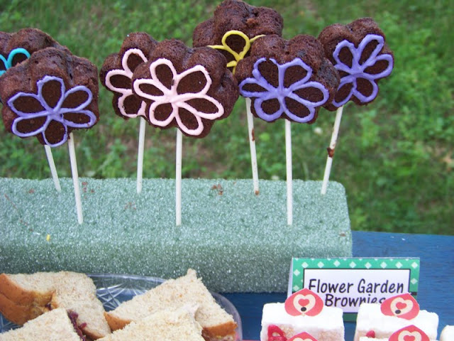 Brownie Flower Pops from our Alice in Wonderland Birthday Party. Celebrate with us and this fun Alice in Wonderland Birthday party.  With all the DIYs, printables, decorations, favors, and fun, you can recreate any part of this birthday party and go down the rabbit hole to Wonderland anytime.