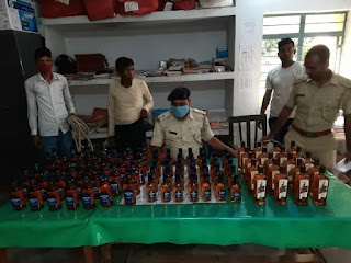 पुलिस के हत्थे चढ़ा शराब माफिया अशोक, एसपी मीनू के निर्देश पर हुई कार्रवाई पुलिस के हत्थे चढ़ा शराब माफिया अशोक, एसपी मीनू के निर्देश पर हुई कार्रवाई