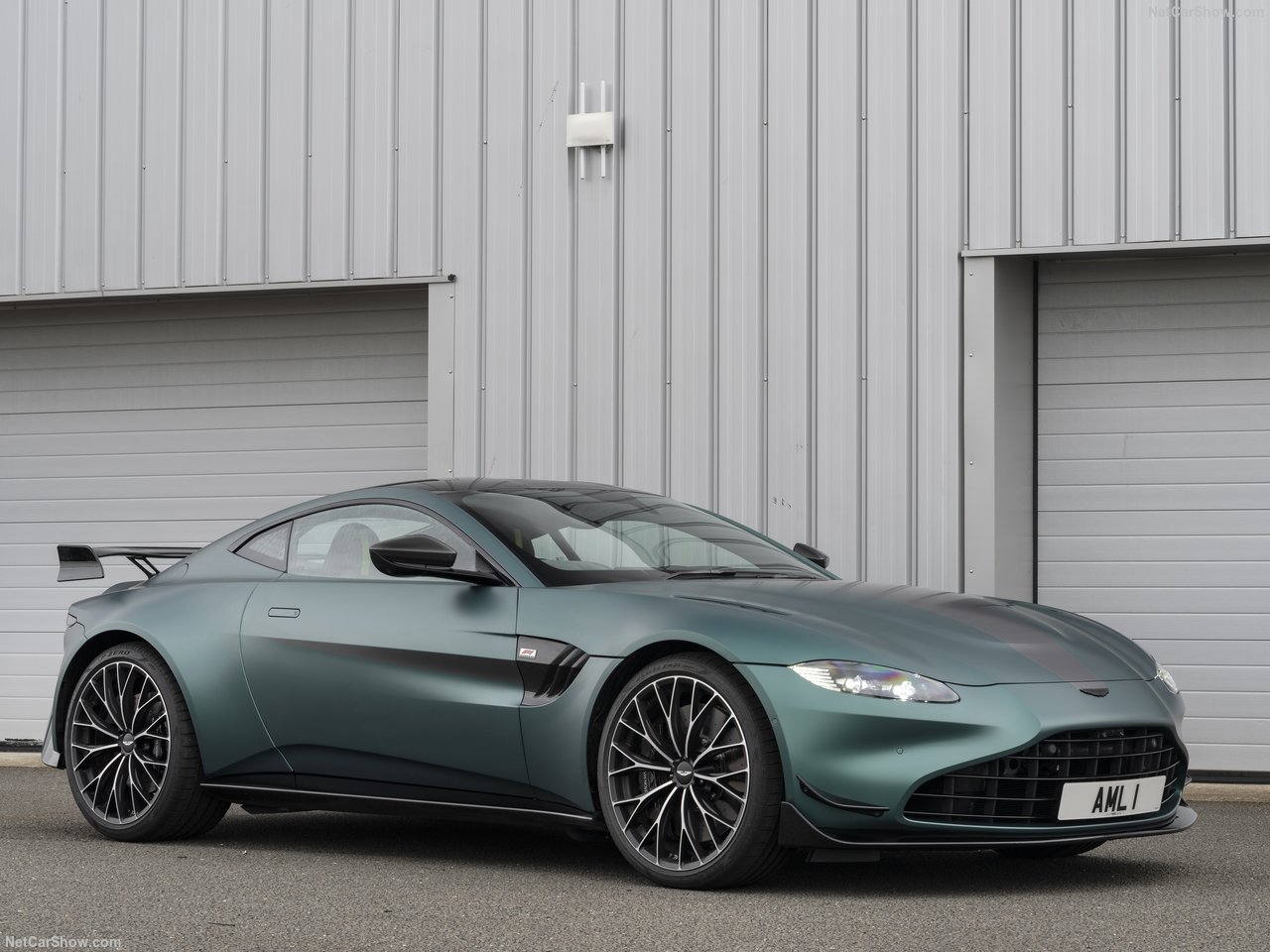 Aston Martin Vantage s в гараже