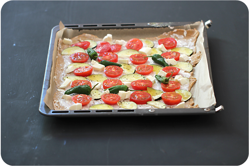 Flammkuchen mit Dinkelteig, Tomaten, Auberginen, Mozzarella, Pimientos | Arthurs Tochter Kocht von Astrid Paul Flammkuchen mit Dinkelteig, Tomaten, Auberginen, Mozzarella, Pimientos | Arthurs Tochter Kocht von Astrid Paul