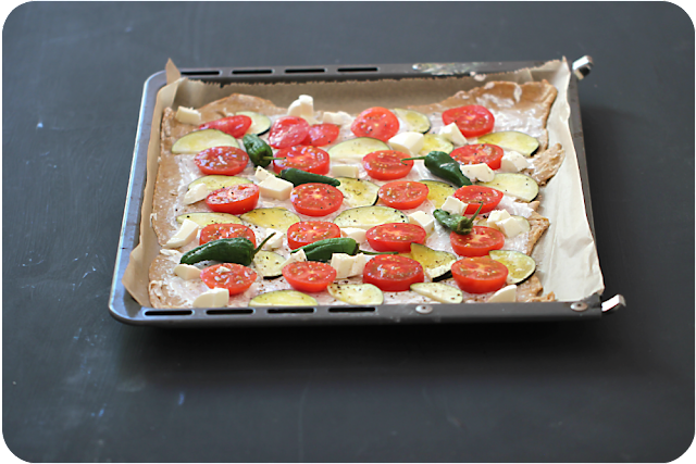 Flammkuchen mit Dinkelteig, Tomaten, Auberginen, Mozzarella, Pimientos | Arthurs Tochter Kocht von Astrid Paul