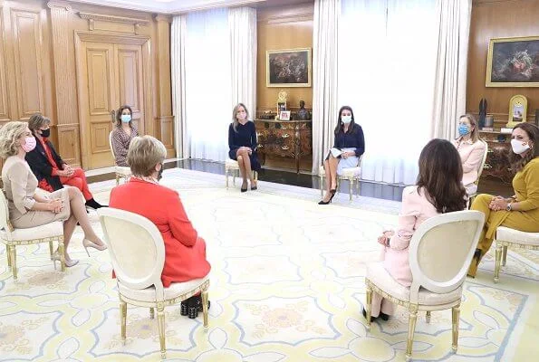 Queen Letizia wore a high waisted pencil skirt from Hugo Boss, an navy pumps from Magrit. Women in the Legal World is a non-profit organization