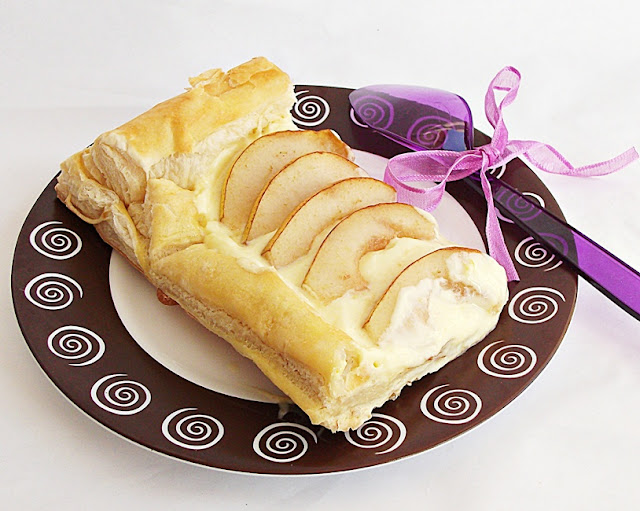 Tarta cu pere, foietaj si crema de vanilie