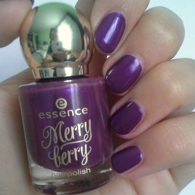 Essence-Merry-Berry-limite-edition-nail-polish-02-purple-with-purpose-2