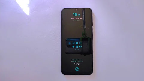 AOD with music player control Always on display with a music player control