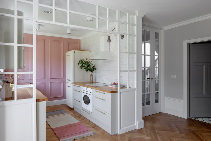 Cómo decorar con molduras y zócalos para sumar estilo a tu casa Cocina con molduras de escayola en la pared