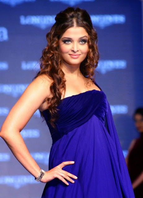 Bollywood Queen Aishwarya Rai Cute in Blue Dress Latest Hot Photos 35