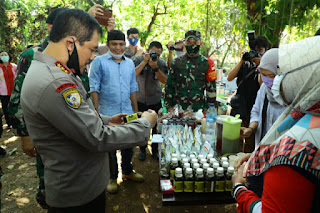 Kabaharkam Polri Tinjau Pengelolaan Lahan Tidur untuk Ketahanan Pangan Masyarakat Kabaharkam Polri Tinjau Pengelolaan Lahan Tidur untuk Ketahanan Pangan Masyarakat
