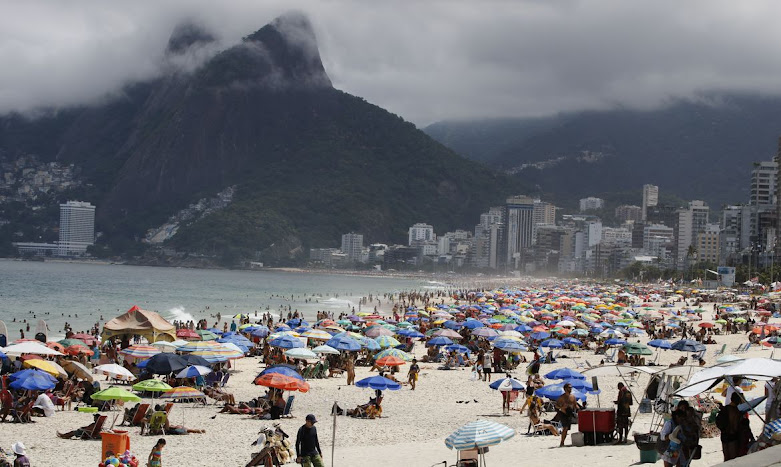 Crivella diz que só libera praias do Rio após vacina e vai multar em R$ 107 quem estiver na areia Crivella diz que só libera praias do Rio após vacina e vai multar em R$ 107 quem estiver na areia