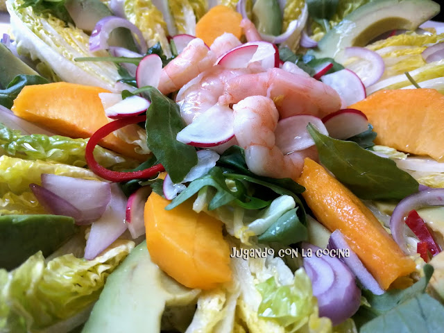 Ensalada De Langostinos, Aguacate Y Fruta Con Aceite De Limón
