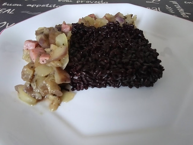 Arroz nerone con berenjena y paleta cocida