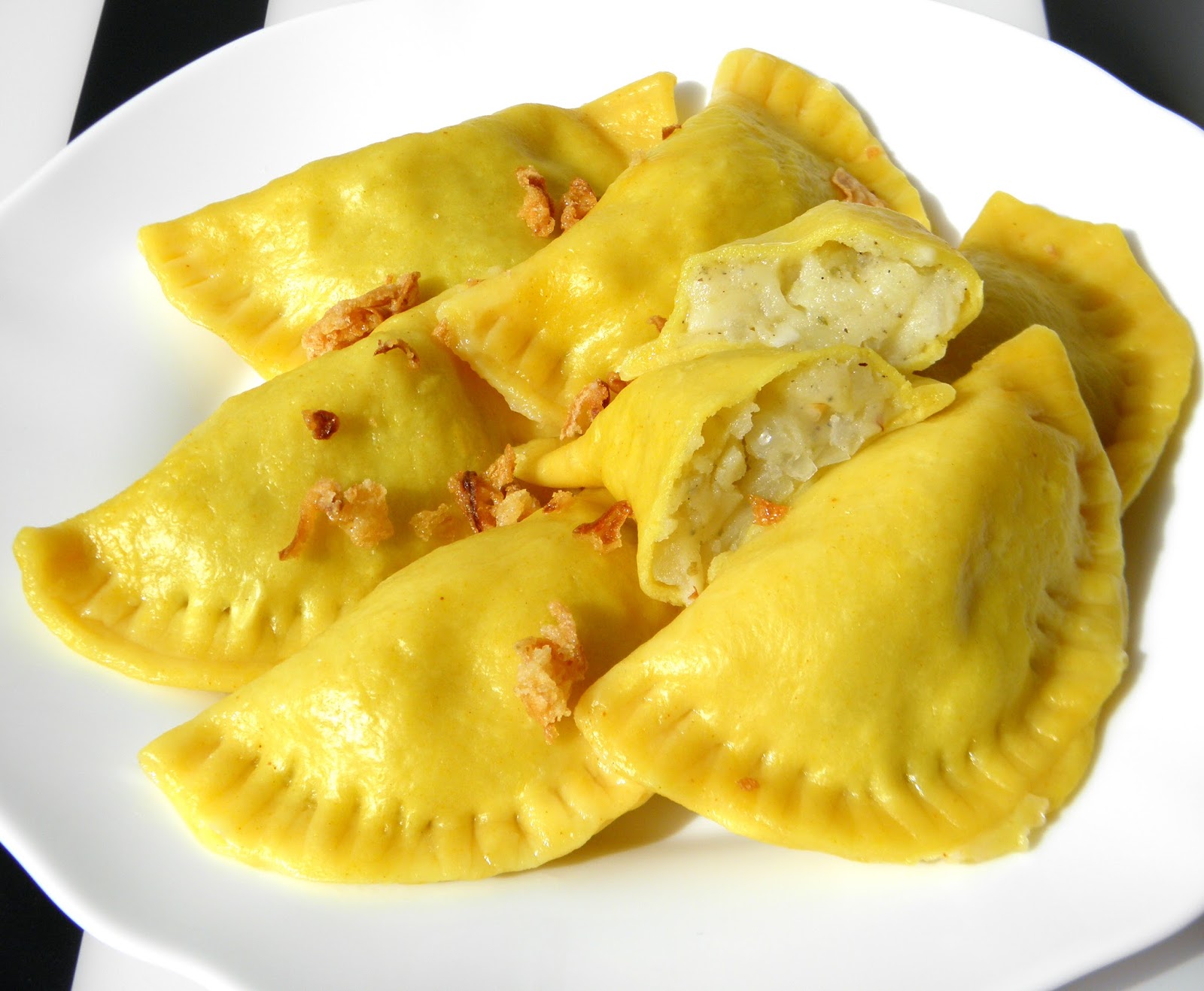 Pierogi z żółtym serem i ziemniakami.