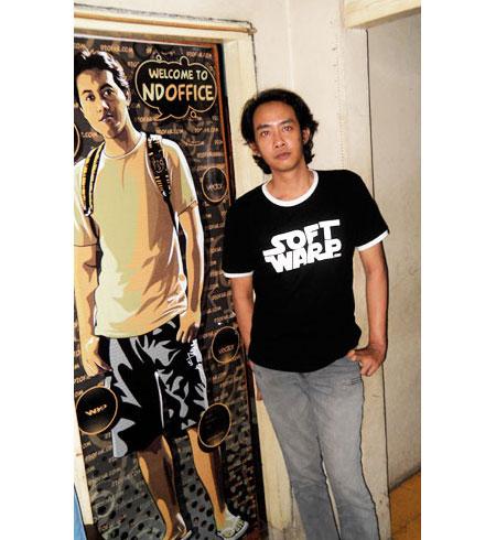 Joddie foto di depan pintu NDOFFICE