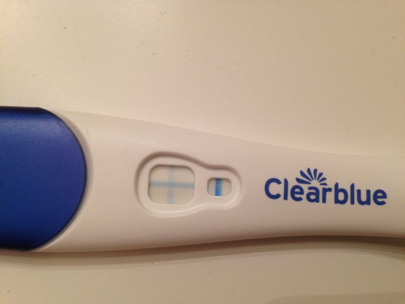 Клеар блю слабая 2 полоска. Clearblue plus реагент. Тест клеарблю на беременность. Струйный тест клеар блю. Тест клиа блю в неделях.