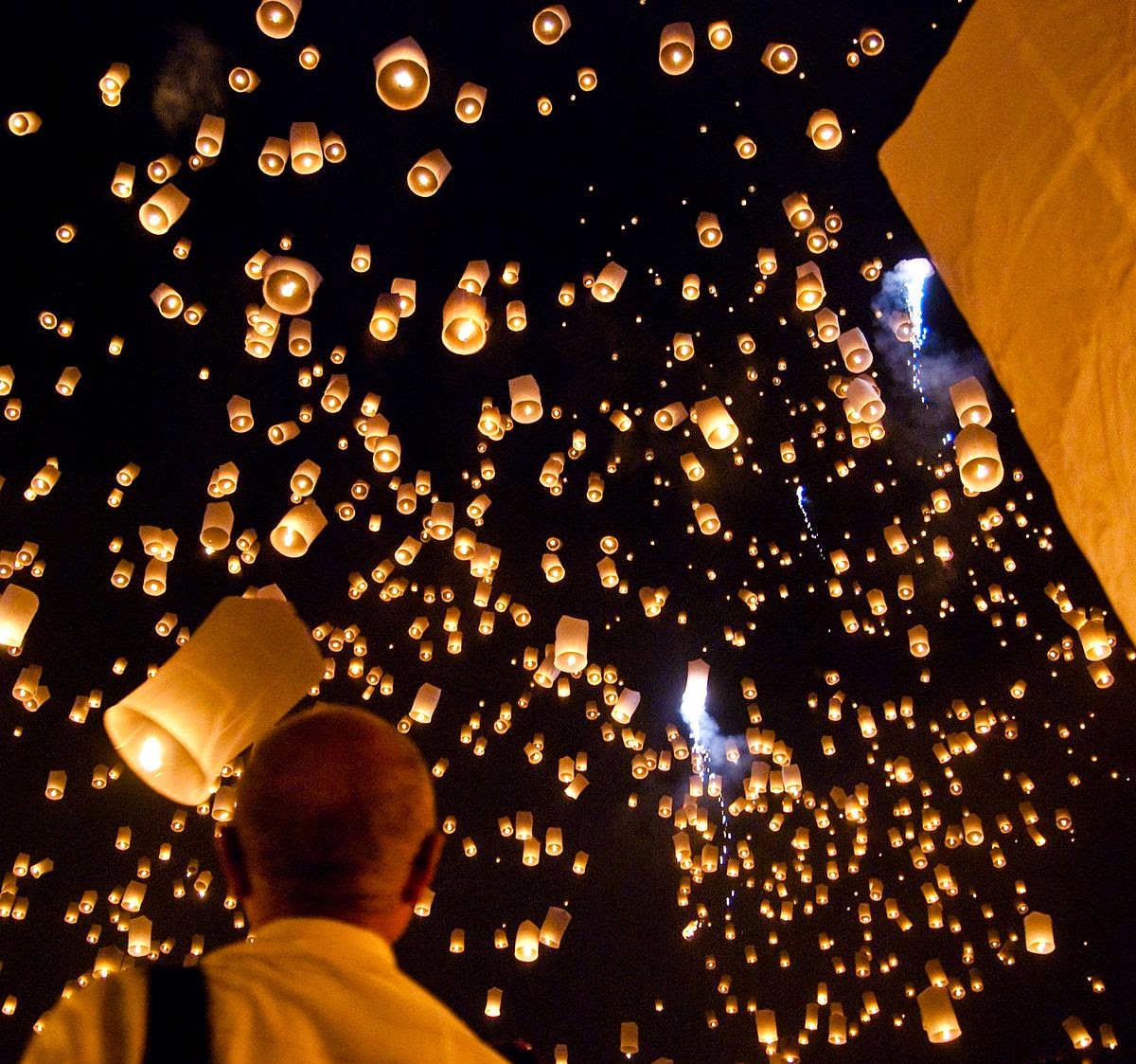 RIBUAN LAMPION HANGATKAN AWAN DIENG