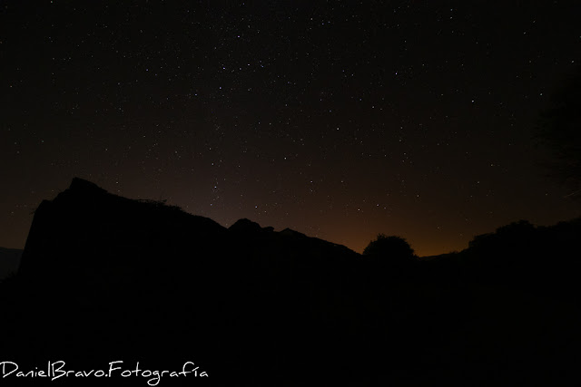 Fotografía nocturna de cielo estrellado sobre edificio en ruinas