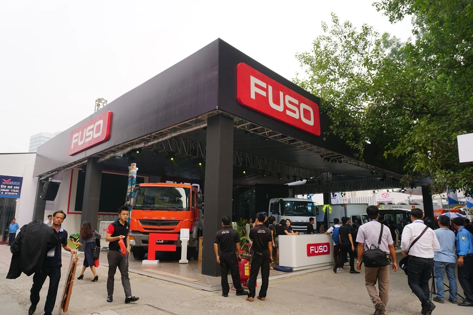 Gian hàng của xe tải Fuso với rất nhiều dòng xe tải hạng nặng