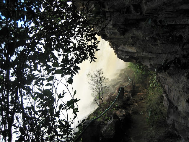 Canaima detrás de la cascada