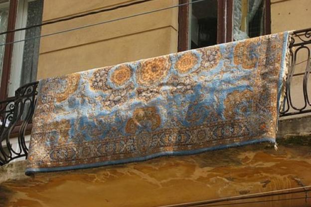 Τα σπάει η ανακοίνωση σε πολυκατοικία για εκείνον που έκλεψε τα χαλιά της… κας Χαρούλας «Σας είδε ο Θεός δε φοβάστε;»