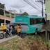 Motorista infarta, perde controle de ônibus e invade empresa