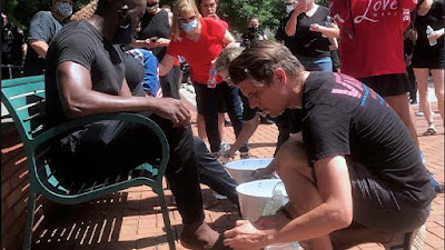 'Semacam Kehadiran Yesus': Orang-Orang Kristen, Para Tokoh Masyarakat Mencuci Kaki Para Organisator Aksi