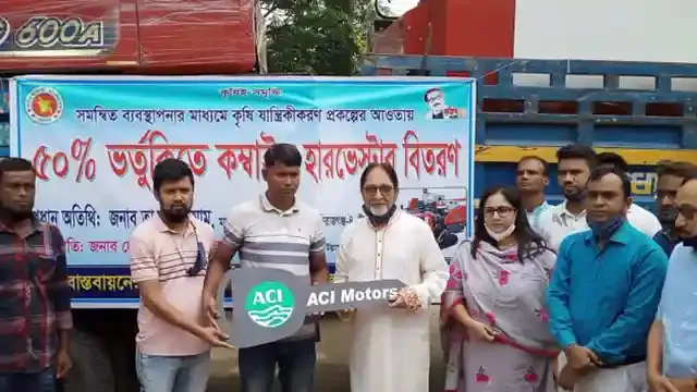 উল্লাপাড়ায় কৃষকের মধ্যে সার, বীজ ও কম্বাইন হারভেস্টার বিতরণ