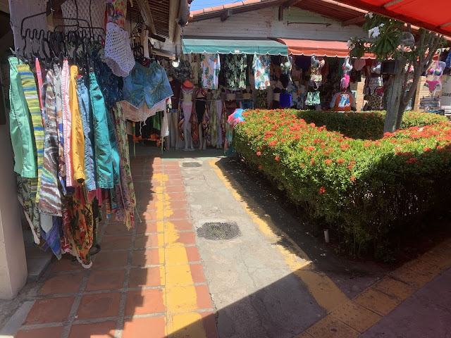 Litoral Sul de Natal no Rio Grande do Norte feirinha de venda de roupas