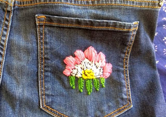 Mẫu thêu hoa trên quần jean đẹp - Hình 5