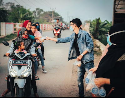 Komunitas Koempoel Jaoeh Berbagi Takjil dan Sembako Komunitas Koempoel Jaoeh Berbagi Takjil dan Sembako