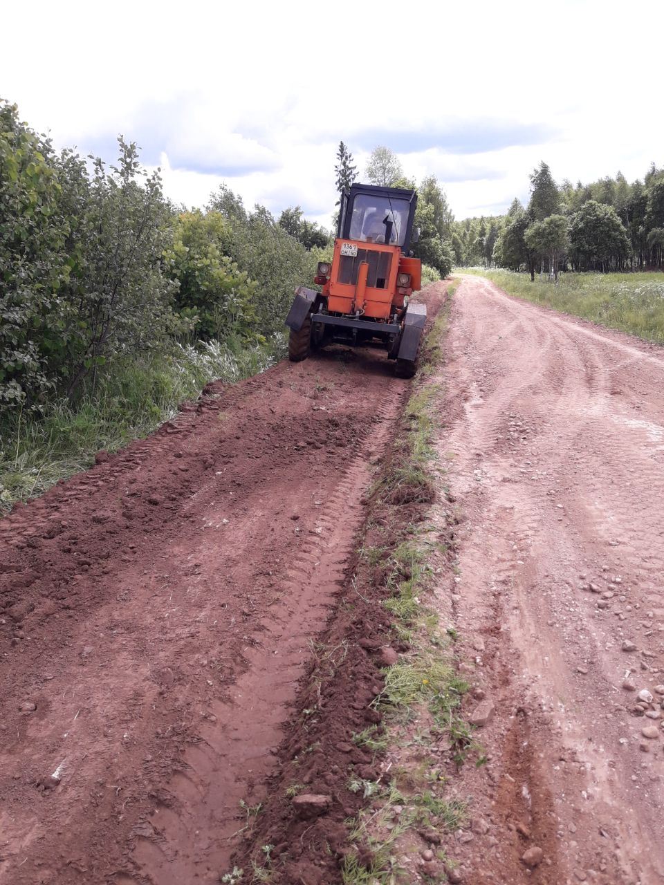грунтовая дорога в городе. приспособления для выравнивания грунтовых дорог. выравниватель дорог. выровненный путь. разравнивание дороги.