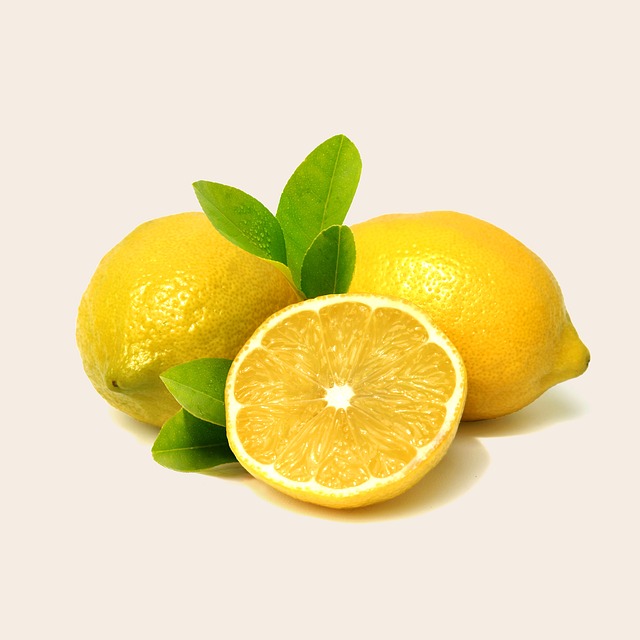 Sono Italiano, perchè mangio... Le proprietà del succo di limone Sono Italiano, perchè mangio... Le proprietà del succo di limone