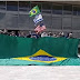 Bolsonaro estende a bandeira do Brasil e nações amigas em manifestação democrática