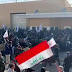محتجون عراقيون يهاجمون السفارة الأميركية ببغداد