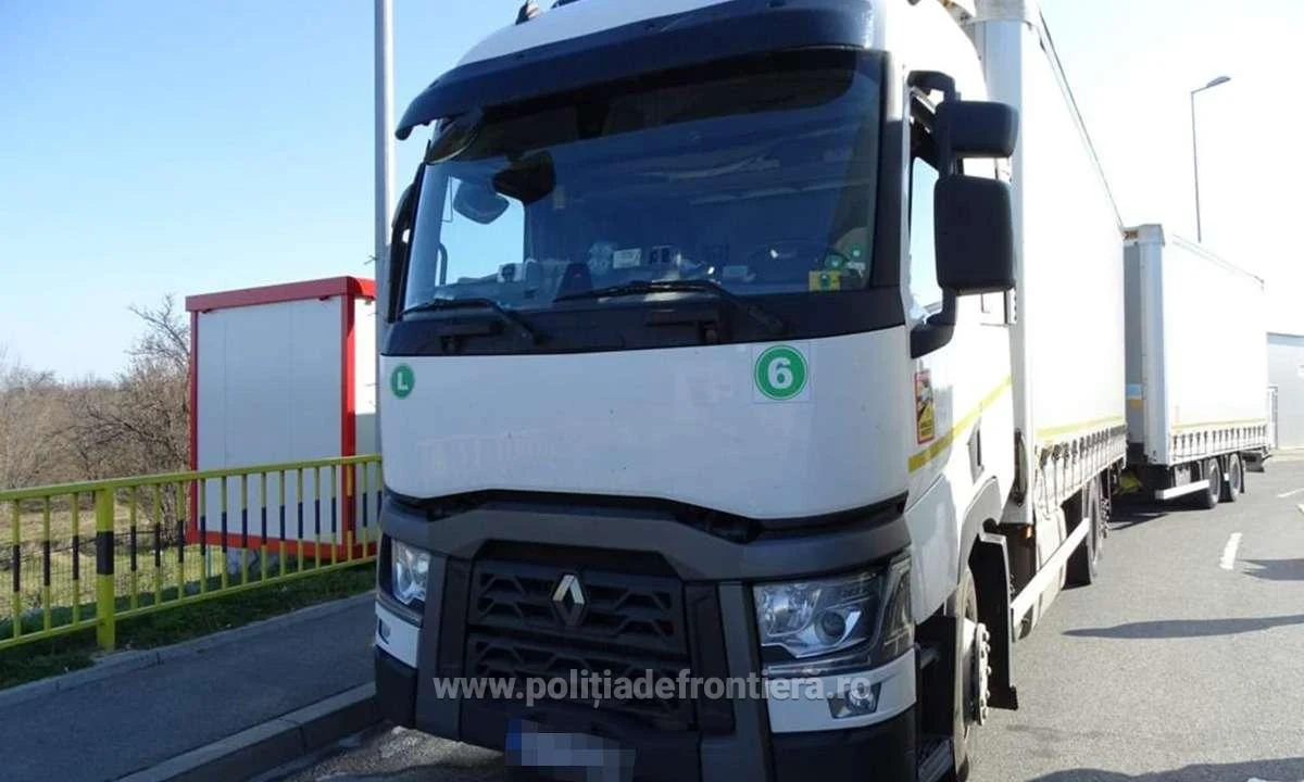 Peste 4.700 pachete cu țigări, ascunse în cutii din carton într-un autocamion, descoperite la P.T.F. Calafat