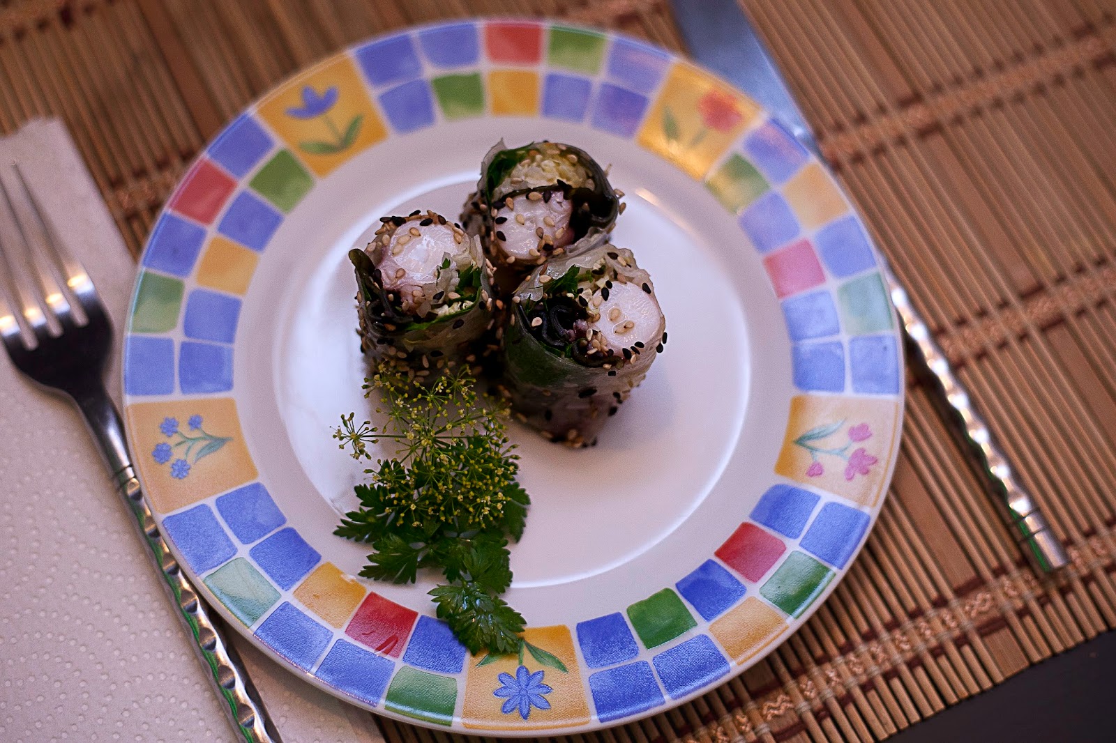 Rolo de papel de arroz com salada de Polvo Frip Alface e Alga Wakami