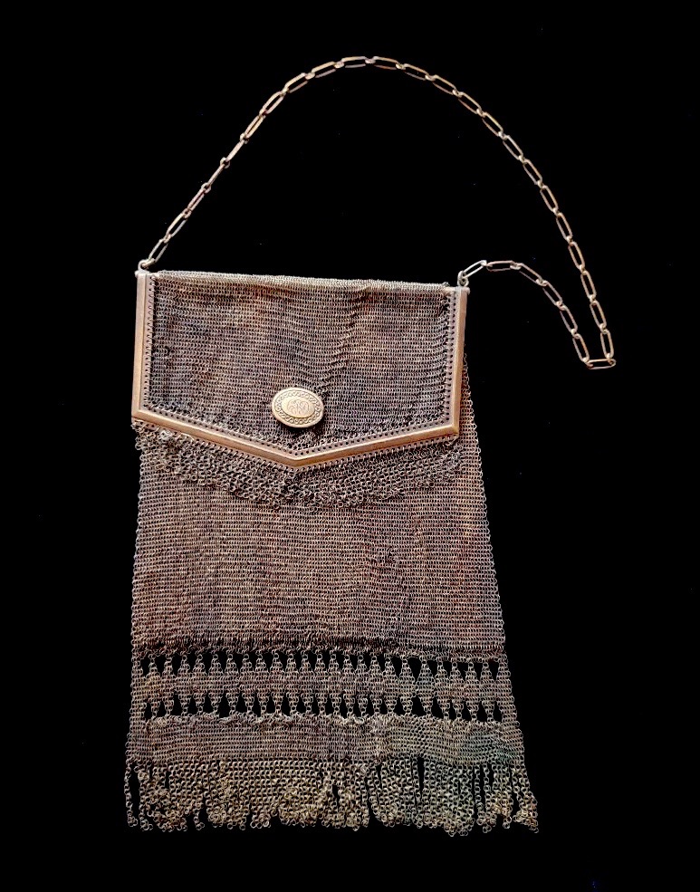 Gold mesh purse, first half of the 20th Century. Jewellery & Gemstones -  Other - Auctionet
