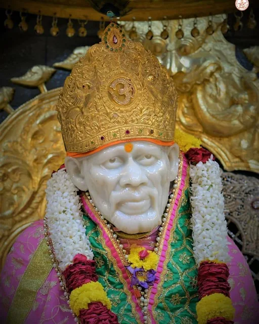 Pink Color Clothes wear Sai baba in this images 