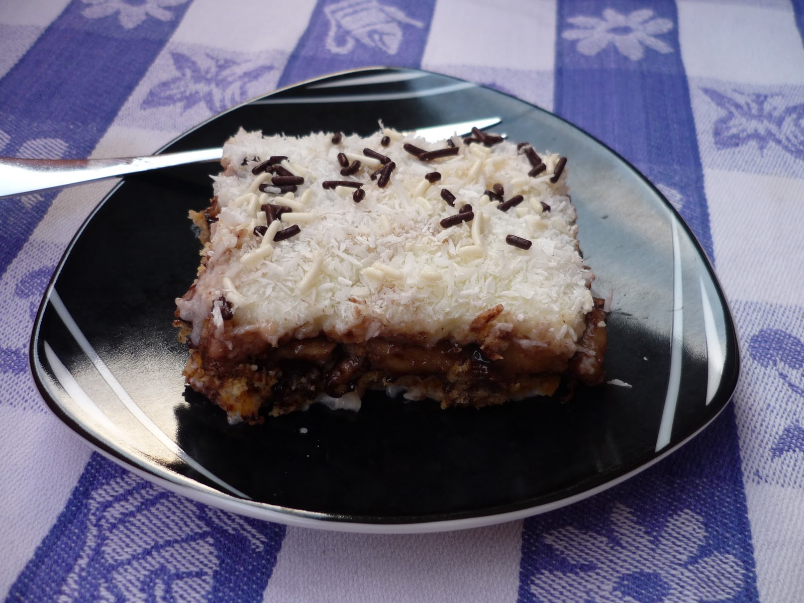 Emel Mutfakta Sütlü İrmik Tatlısı ( Muz, Kepekli bisküvi, Çikolata